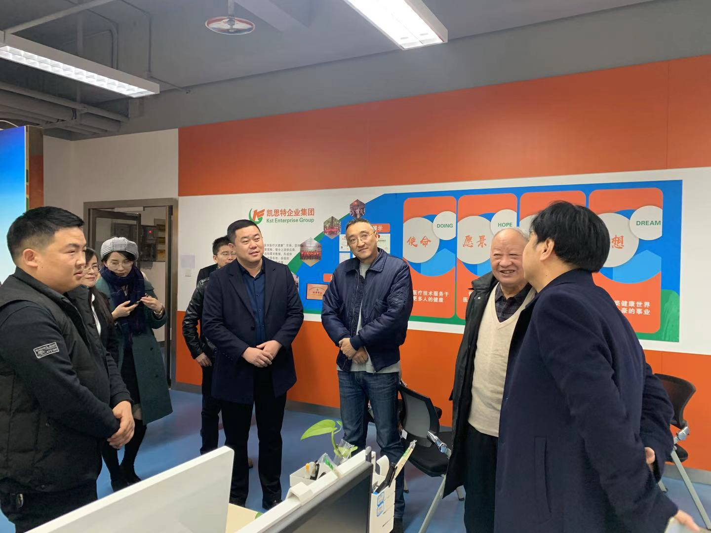 原陜西省衛(wèi)生廳副廳長、保健學會會長、一行人蒞臨陜西凱思特集團指導！